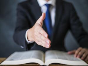 離婚で弁護士を変えることはできる?支払い済みの費用はどうなるのか