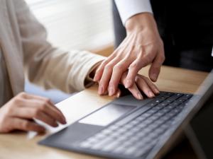 夫(妻)が社内不倫!?社内不倫がわかったときの対処法とは